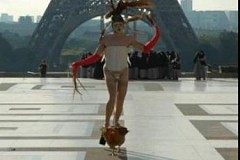 (Vidéo) Une danse, le sexe relié à un coq, conduit l'artiste Steven Cohen devant le tribunal 